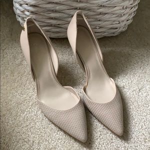 Nude pumps